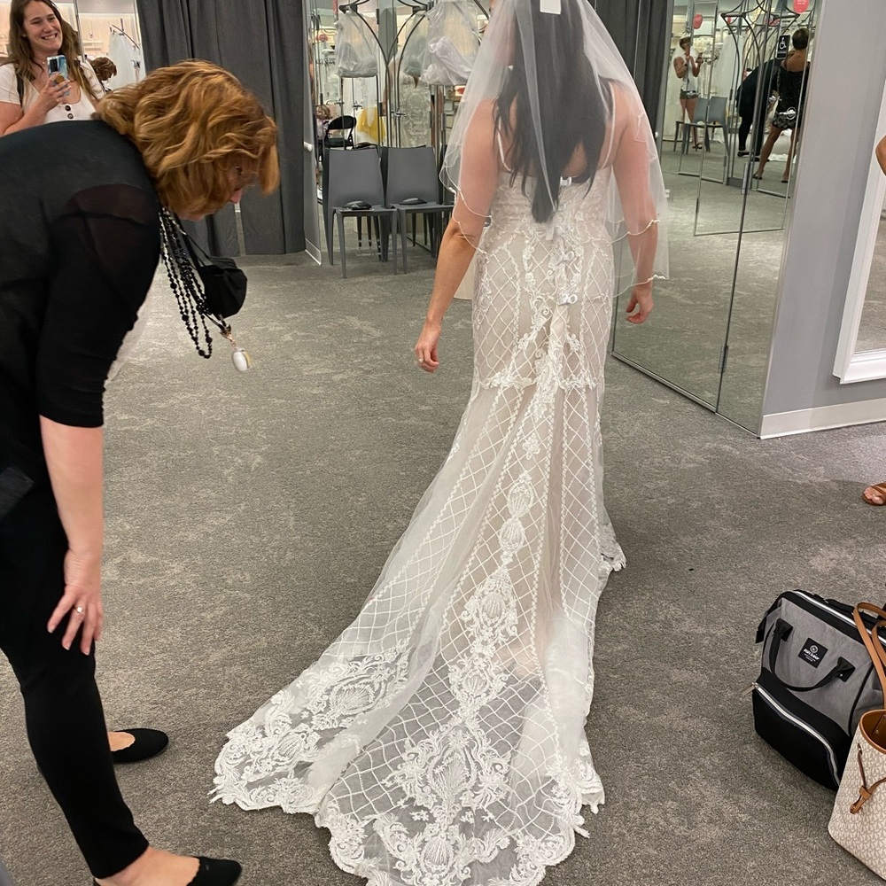 Elegant White Lace Wedding Dress - Picture 4 of 4